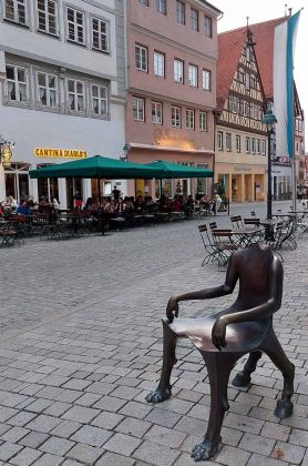 Nördlingen im Nördlinger Ries, eine - umstrittene - Bronzeskulptur am Marktplatz Nördlingen im Nördlinger Ries, eine - umstrittene - Bronzeskulptur am Marktplatz