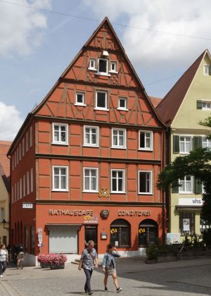 Nördlingen im Nördlinger Ries - das Rathaus-Café in der Eisengasse Nördlingen im Nördlinger Ries - das Rathaus-Café in der Eisengasse
