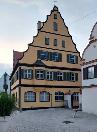 Nördlingen im Nördlinger Ries - historische Gebäude am Hafenmarkt Nördlingen im Nördlinger Ries - historische Gebäude am Hafenmarkt