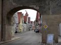 Nördlingen im Nördlinger Ries - der Blick durch das Baldinger Tor in die Baldinger Strasse