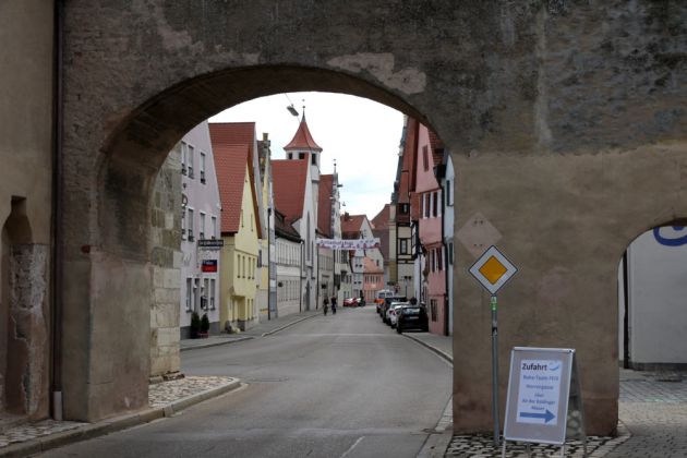 Nördlingen im Nördlinger Ries - der Blick durch das Baldinger Tor in die Baldinger Strasse Nördlingen im Nördlinger Ries - der Blick durch das Baldinger Tor in die Baldinger Strasse