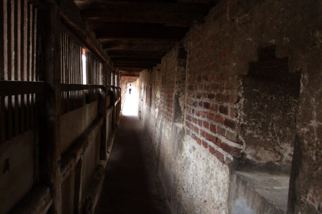Nördlingen im Nördlinger Ries - der Wehrgang in der historischen Stadtmauer Nördlingen im Nördlinger Ries - der Wehrgang in der historischen Stadtmauer