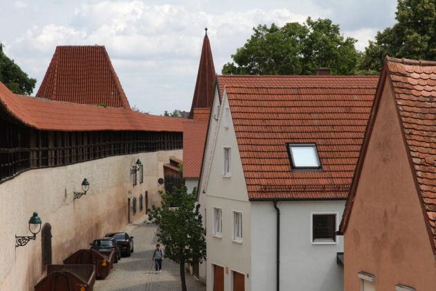 Nördlingen im Nördlinger Ries - die historische Stadtmauer mit dem Wehrgang und dem Spitzturm Nördlingen im Nördlinger Ries - die historische Stadtmauer mit dem Wehrgang und dem Spitzturm