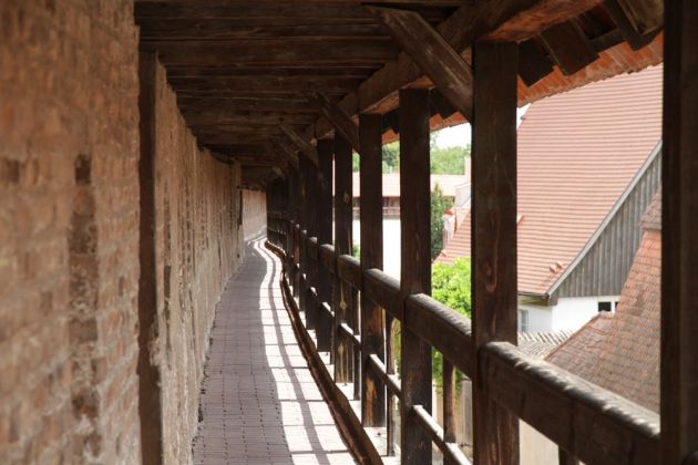Nördlingen im Nördlinger Ries - der Wehrgang in der historischen Stadtmauer Nördlingen im Nördlinger Ries - der Wehrgang in der historischen Stadtmauer