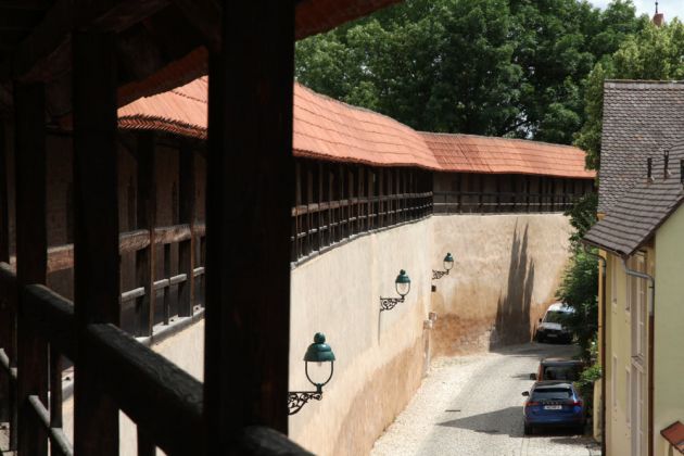 Nördlingen im Nördlinger Ries - der Wehrgang in der historischen Stadtmauer Nördlingen im Nördlinger Ries - der Wehrgang in der historischen Stadtmauer