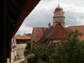 Nördlingen im Nördlinger Ries - die historische Stadtmauer mit dem Wehrgang und dem Löpsinger Tor