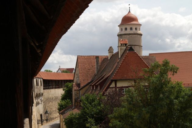 Nördlingen im Nördlinger Ries - die historische Stadtmauer mit dem Wehrgang und dem Löpsinger Tor Nördlingen im Nördlinger Ries - die historische Stadtmauer mit dem Wehrgang und dem Löpsinger Tor