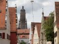 Nördlingen im Nördlinger Ries - die Deininger Strasse mit dem 90 Meter hohen Kirchturm Daniel