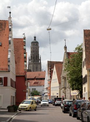 Nördlingen im Nördlinger Ries - die Deininger Strasse mit dem 90 Meter hohen Kirchturm Daniel Nördlingen im Nördlinger Ries - die Deininger Strasse mit dem 90 Meter hohen Kirchturm Daniel
