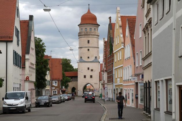 Nördlingen im Nördlinger Ries - die Deininger Strasse mit dem Deininger Tor Nördlingen im Nördlinger Ries - die Deininger Strasse mit dem Deininger Tor