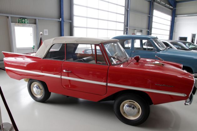 Dieses Amphicar 770 ist mit geschlossenem Verdeck im Oldtimer Museum Prora auf der Ostseeinsel Rügen ausgestellt Dieses Amphicar 770 ist mit geschlossenem Verdeck im Oldtimer Museum Prora auf der Ostseeinsel Rügen ausgestellt