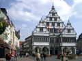 Paderborn in Ostwestfalen-Lippe - das Paderborner Rathaus im Stil der Weser-Renaissance am lang gezogenen Rathausplatz