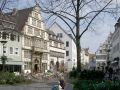 Paderborn in Ostwestfalen-Lippe - die Fussg&auml;ngerzone am langen Rathausplatz mit historischen Fassaden