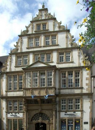Paderborn in Ostwestfalen-Lippe - eine verzierte Renaissance-Fassade am Rathausplatz Paderborn in Ostwestfalen-Lippe - eine verzierte Renaissance-Fassade am Rathausplatz