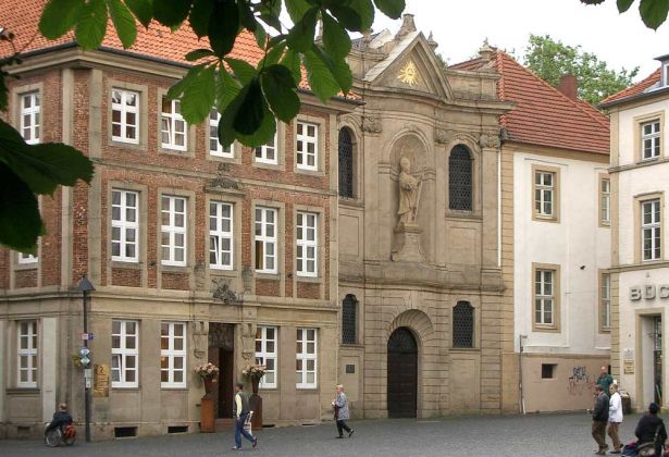 Paderborn in Ostwestfalen-Lippe - die Gaukirche, die um 1170/80 erbaute Pfarrkirche St. Ulrich am Kamp Paderborn in Ostwestfalen-Lippe - die Gaukirche, die um 1170/80 erbaute Pfarrkirche St. Ulrich am Kamp