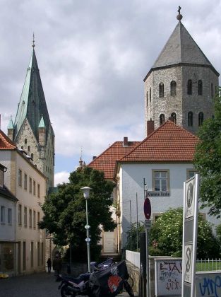 Paderborn in Ostwestfalen-Lippe - die Türme des Doms und der Gaukirche Paderborn in Ostwestfalen-Lippe - die Türme des Doms und der Gaukirche