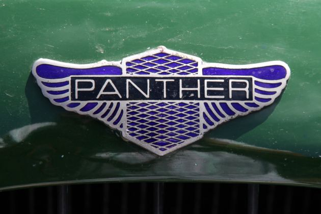 Das Panther-Logo auf der Motorhaube eines Panther Kallistas 1.6 L des Baujahres 1983