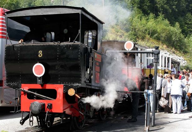 Der Dampfzug der Achenseebahn ist Maurach-Seespitz am Achensee nahe Pertisau angekommen Der Dampfzug der Achenseebahn ist Maurach-Seespitz am Achensee nahe Pertisau angekommen
