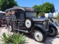 Peugeot 201 T Kastenwagen der Bauzeit 1931 bis 1933 - ein  Blickfang  vor einem Restaurant in einem Dorf nahe von Saint Mont Michel in der Normandie