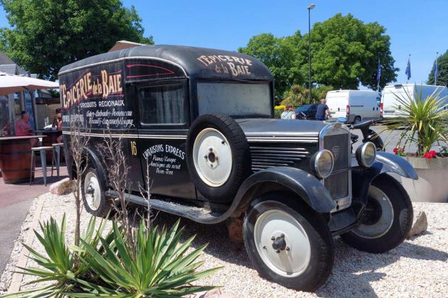 Peugeot 201 T Kastenwagen der Bauzeit 1931 bis 1933 - ein Blickfang vor einem Restaurant in einem Dorf nahe von Saint Mont Michel in der Normandie Peugeot 201 T Kastenwagen der Bauzeit 1931 bis 1933 - ein Blickfang vor einem Restaurant in einem Dorf nahe von Saint Mont Michel in der Normandie