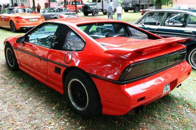 Ein von 1986 bis 1988 angebotener Pontiac Fiero mit Fastback – Roadstertreffen Bad Rehburg nahe Hannover Ein von 1986 bis 1988 angebotener Pontiac Fiero mit Fastback – Roadstertreffen Bad Rehburg nahe Hannover