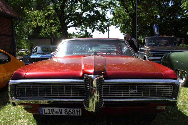 Pontiac Grand Prix 1968 Coupé – besonders auffällig sind hier die im Kühlergrill verdeckten Scheinwerfer und die sogenannte ‚Knudsen-Nase‘ Pontiac Grand Prix 1968 Coupé – besonders auffällig sind hier die im Kühlergrill verdeckten Scheinwerfer und die sogenannte ‚Knudsen-Nase‘