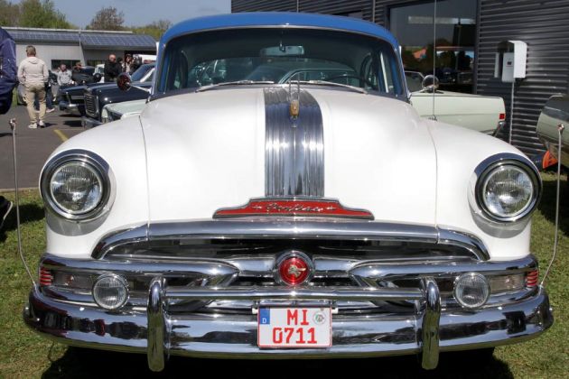 Die Front des Pontiac Chieftain DeLuxe des Modelljahres 1953 – Open House Party, Classic Car Ranch, Raddestorf Die Front des Pontiac Chieftain DeLuxe des Modelljahres 1953 – Open House Party, Classic Car Ranch, Raddestorf