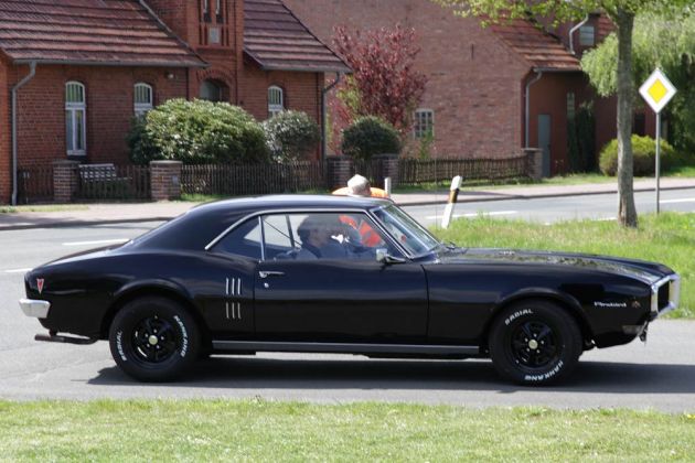 Der Pontiac Firebird des Jahrgangs 1968 sieht auch in der Seitenansicht wie ein echtes Muscle Car aus Der Pontiac Firebird des Jahrgangs 1968 sieht auch in der Seitenansicht wie ein echtes Muscle Car aus