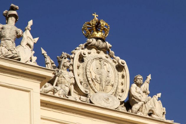 Potsdam - die Attika des Brandenburger Tores auf dem Luisenplatz mit Kriegstrophäen und Wappenkartusche Potsdam - die Attika des Brandenburger Tores auf dem Luisenplatz mit Kriegstrophäen und Wappenkartusche
