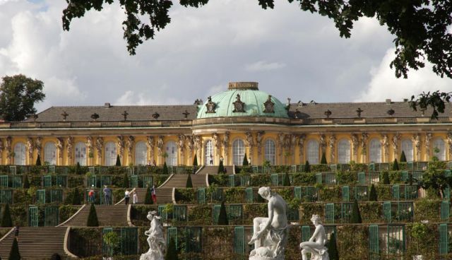 Potsdam, die Landeshauptstadt Brandenburgs - das Schloss Sanssoussi oberhalb der Weinbergterrassen Potsdam, die Landeshauptstadt Brandenburgs - das Schloss Sanssoussi oberhalb der Weinbergterrassen