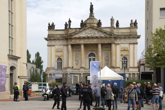 Der Lange Stall in der Altstadt Potsdams, ein ehemaliges Reit- und Exerzierhaus neben dem Turm der Garnisonkirche Der Lange Stall in der Altstadt Potsdams, ein ehemaliges Reit- und Exerzierhaus neben dem Turm der Garnisonkirche