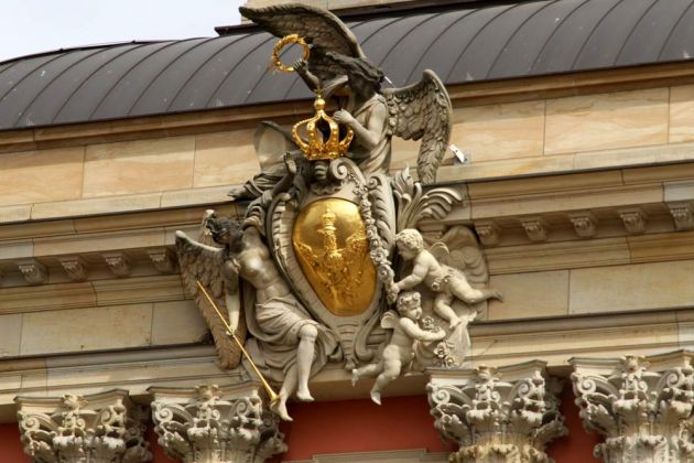 Landeshauptstadt Potsdam - die Wappen-Kartusche über dem Südportal des Potsdamer Stadtschlosses Landeshauptstadt Potsdam - die Wappen-Kartusche über dem Südportal des Potsdamer Stadtschlosses