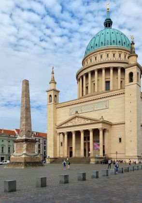 Landeshauptstadt Potsdam - die klassizistische St. Nikolaikirche auf dem Alten Markt, ein Schinkelbau Landeshauptstadt Potsdam - die klassizistische St. Nikolaikirche auf dem Alten Markt, ein Schinkelbau