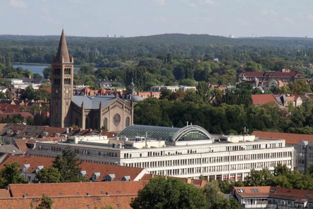 Potsdam von oben - die St. Peter und Paul Kirche hinter der Wilhelmgalerie Potsdam von oben - die St. Peter und Paul Kirche hinter der Wilhelmgalerie