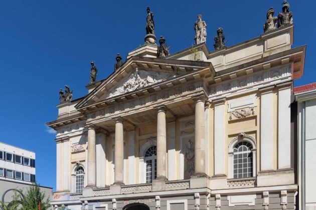 Potsdam - der Lange Stall,, ein ehemaliges Reit- und Exerzierhaus neben dem Turm der Garnisonskirche Potsdam - der Lange Stall,, ein ehemaliges Reit- und Exerzierhaus neben dem Turm der Garnisonskirche