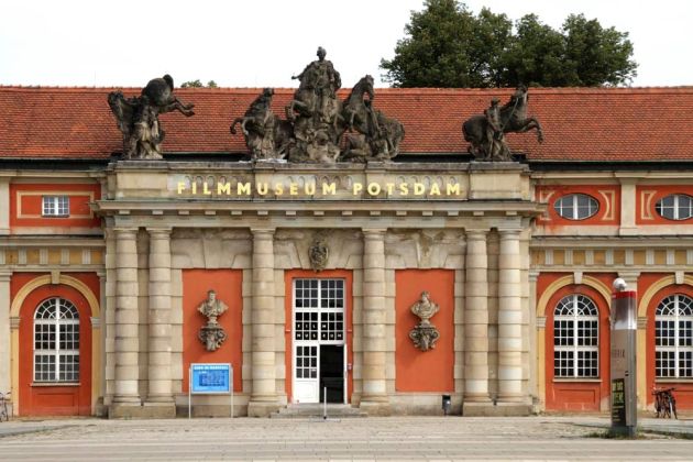 Potsdam - der 1685 errichtete Marstall an der Breiten Straße beherbergt heute das Potsdamer Filmmuseum Potsdam - der 1685 errichtete Marstall an der Breiten Straße beherbergt heute das Potsdamer Filmmuseum