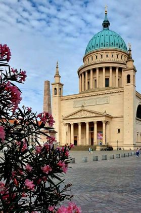Potsdam - die klassizistische St. Nikolaikirche auf dem Alten Markt, ein Schinkelbau Potsdam - die klassizistische St. Nikolaikirche auf dem Alten Markt, ein Schinkelbau