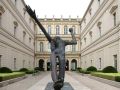 Potsdam - eine moderne Skulptur im Innenhof des Museums Barberini am Havelufer