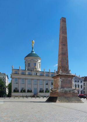 Potsdam - der Obelisk auf dem Alten Markt vor dem Potsdam-Museum im alten Rathaus Potsdam - der Obelisk auf dem Alten Markt vor dem Potsdam-Museum im alten Rathaus