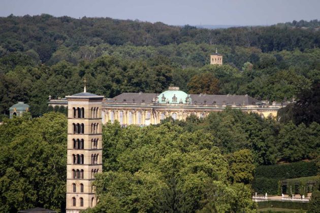 Potsdam, ein Blick von der Aussichts-Plattform der Garnisonskiche - der Turm der Friedenskirche und das Schloss Sanssouci Potsdam, ein Blick von der Aussichts-Plattform der Garnisonskiche - der Turm der Friedenskirche und das Schloss Sanssouci