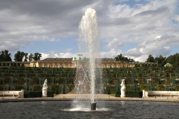 Sanssouci in Potsdam - die bis zu 40 Meter hohe Grosse Fontäne am Französischen Rondell vor dem Schloss Sanssouci Sanssouci in Potsdam - die bis zu 40 Meter hohe Grosse Fontäne am Französischen Rondell vor dem Schloss Sanssouci