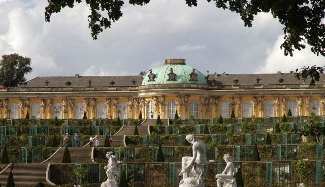 Sanssouci in Potsdam - das Schloss Sanssouci oberhalb der Weinbergterrassen Sanssouci in Potsdam - das Schloss Sanssouci oberhalb der Weinbergterrassen