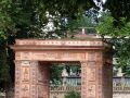 Potsdam - das schmiedeeiserne Eingangsportal zum historischen Winzerberg gegen&uuml;ber des Obeliskportals des Parks Sanssouci