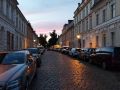 Potsdam - die Charlottenstrasse im Zwielicht der Blauen Stunde