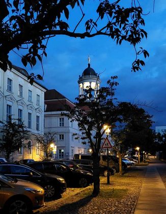 Potsdam, Lindenstrasse - der barocke Gebäudekomplex der Stiftung Großes Waisenhau smit dem Monopteros-Turm und seiner vergoldeten Caritas-Figur Potsdam, Lindenstrasse - der barocke Gebäudekomplex der Stiftung Großes Waisenhau smit dem Monopteros-Turm und seiner vergoldeten Caritas-Figur