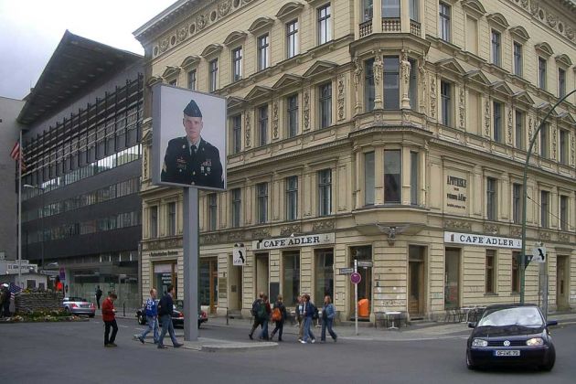 Checkpoint Charly in Berlin - das früher berühmte, heute nicht mehr existierende Café Adler Checkpoint Charly in Berlin - das früher berühmte, heute nicht mehr existierende Café Adler