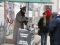 Souvenir-Verkäufer am früheren Checkpoint Charly in Berlin