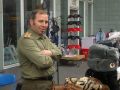 Souvenir-Verkäufer am früheren Checkpoint Charly in Berlin