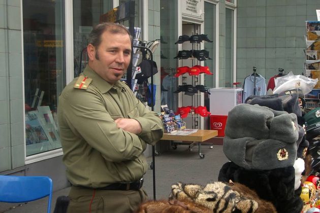 Souvenir-Verkäufer am früheren Checkpoint Charly in Berlin Souvenir-Verkäufer am früheren Checkpoint Charly in Berlin