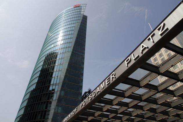 Potsdamer Platz 2 in Berlin - Bahntower, das Hochhaus der Deutschen Bahn